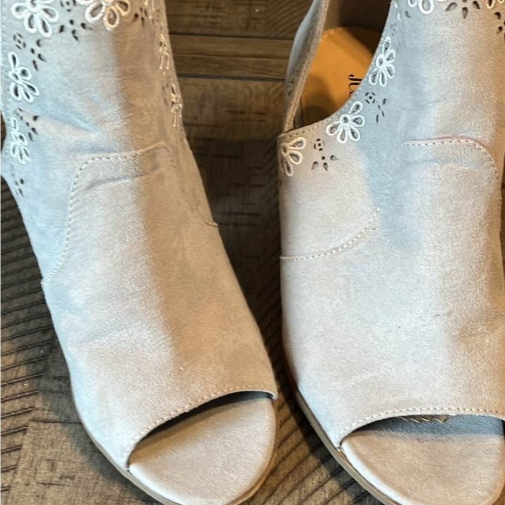 JustFab Light Gray Peep-Toe Ankle Booties